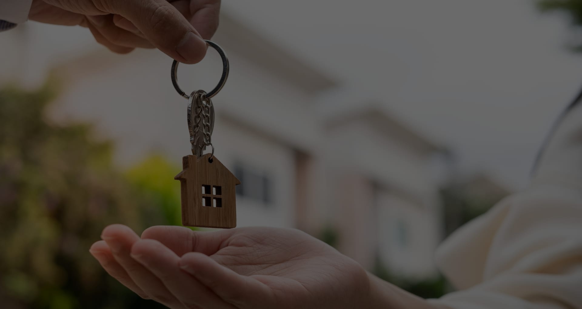 Leasing for Landlords Landlord handing over the home key to the tenant